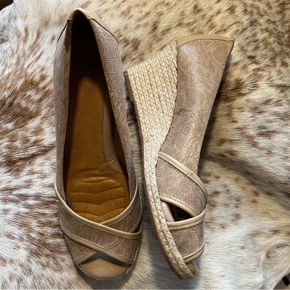 Lightly used tan lace wedge sandals - Picture 9 of 12